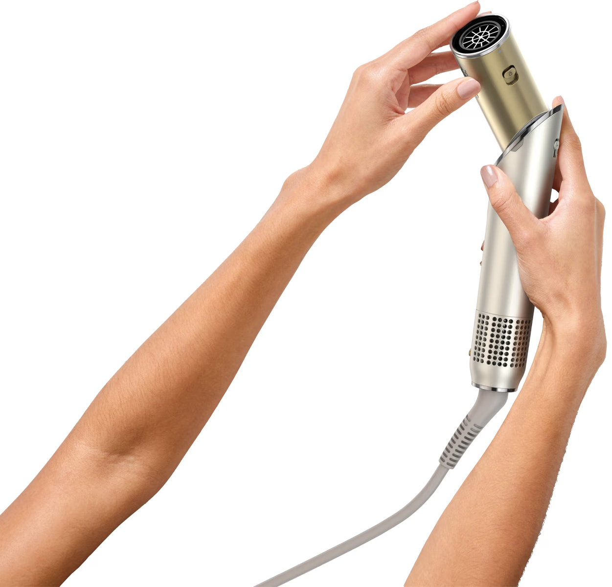 Handen houden een zilveren en gouden haardroger vast. De droger wordt in elkaar gezet. Een grijze kabel is aangesloten.
