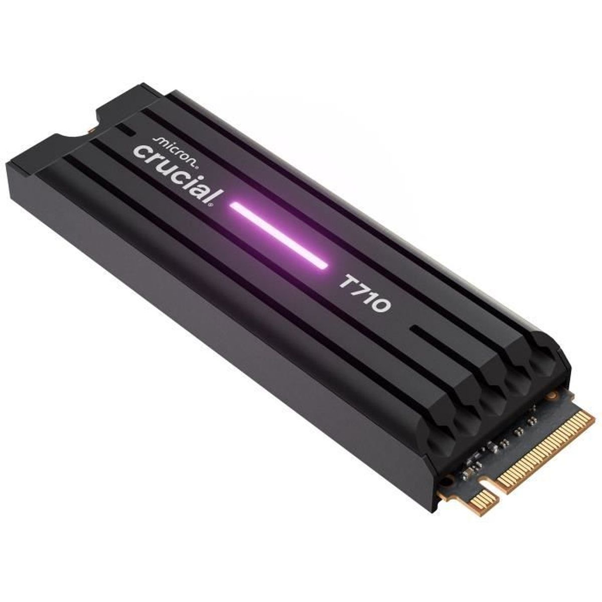 Eine schwarze Crucial T710 SSD mit einem leuchtenden violetten Licht. Das Gerät liegt auf einer weißen Oberfläche und hat einen goldenen Anschluss.