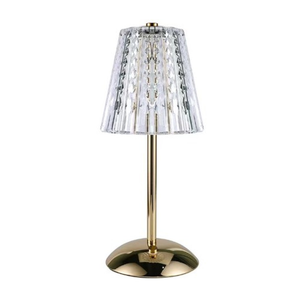 Eine goldene Tischlampe mit Kristallschirm steht auf einer weißen Oberfläche. Die Lampe hat einen runden Fuß und einen schlanken Stiel.