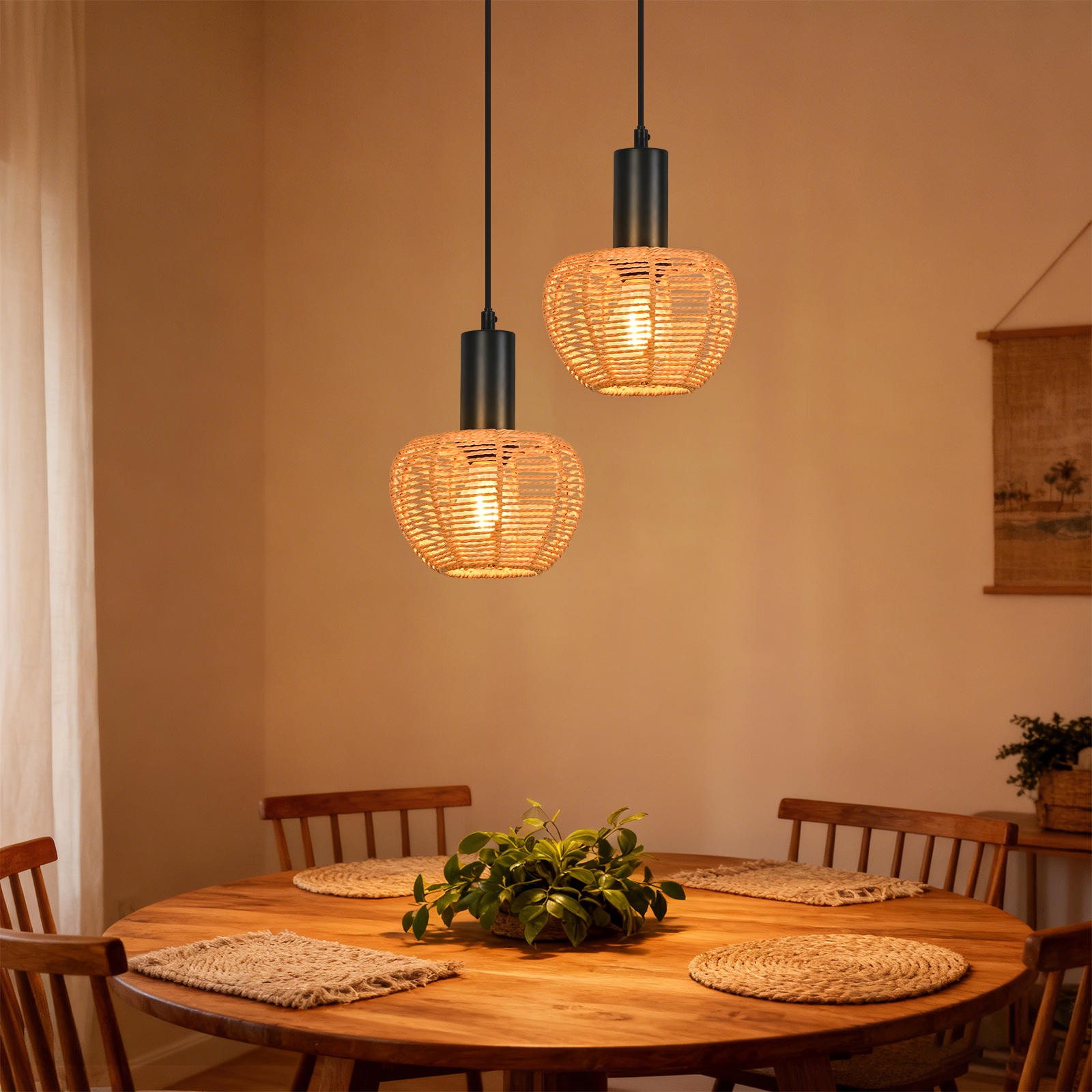 Dwie tkane lampy wiszące wiszą nad drewnianym stołem z podkładkami, krzesłami i rośliną. Neutralne tony.