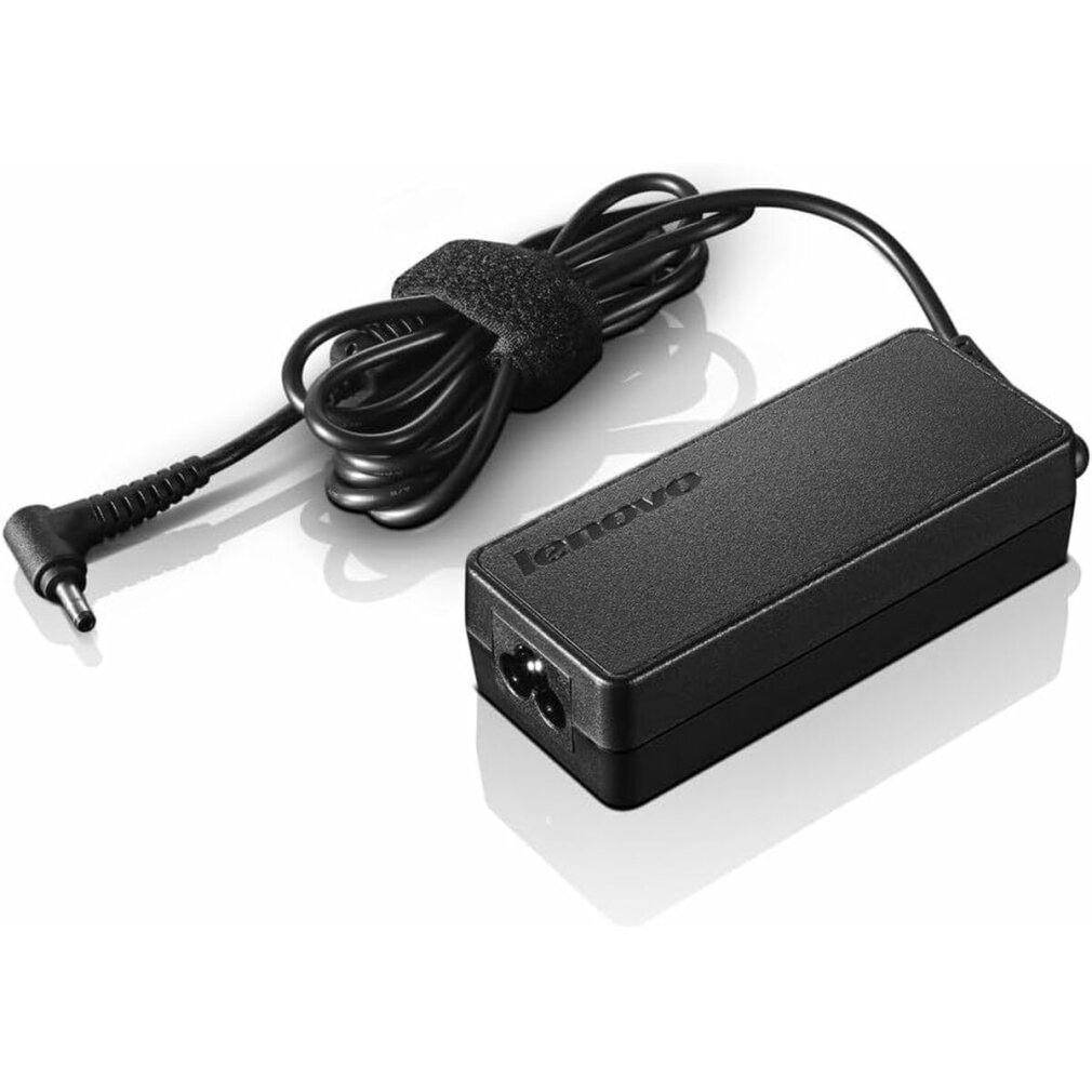 Caricabatterie per laptop Lenovo nero. Ha un alimentatore, un cavo avvolto e una spina. Lo sfondo è bianco.