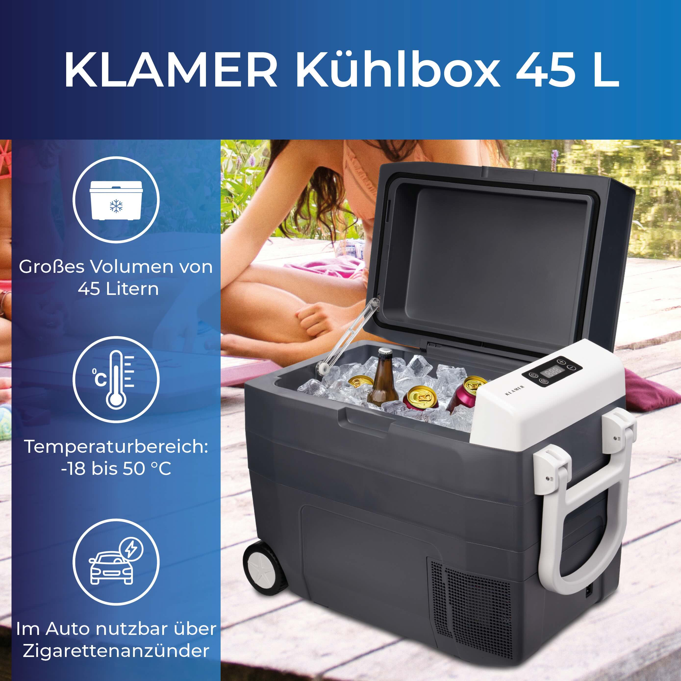 Dunkelgraue Klamer-Kühlbox mit Eis, Getränken und weißem Bedienfeld, in der Nähe eines Sees mit Person im Hintergrund.
