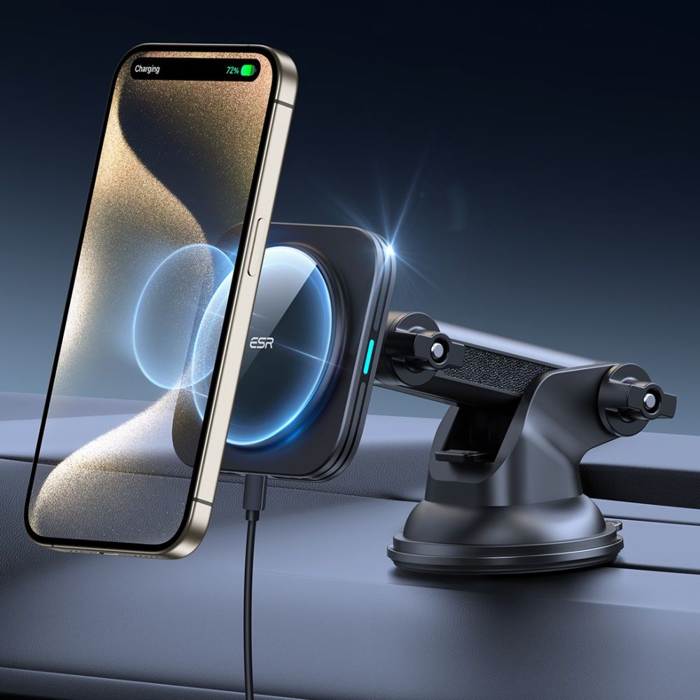 Ein Telefon wird auf einer Autohalterung geladen. Das Telefon ist gold und schwarz. Die Halterung ist schwarz. Der Hintergrund ist dunkelblau.