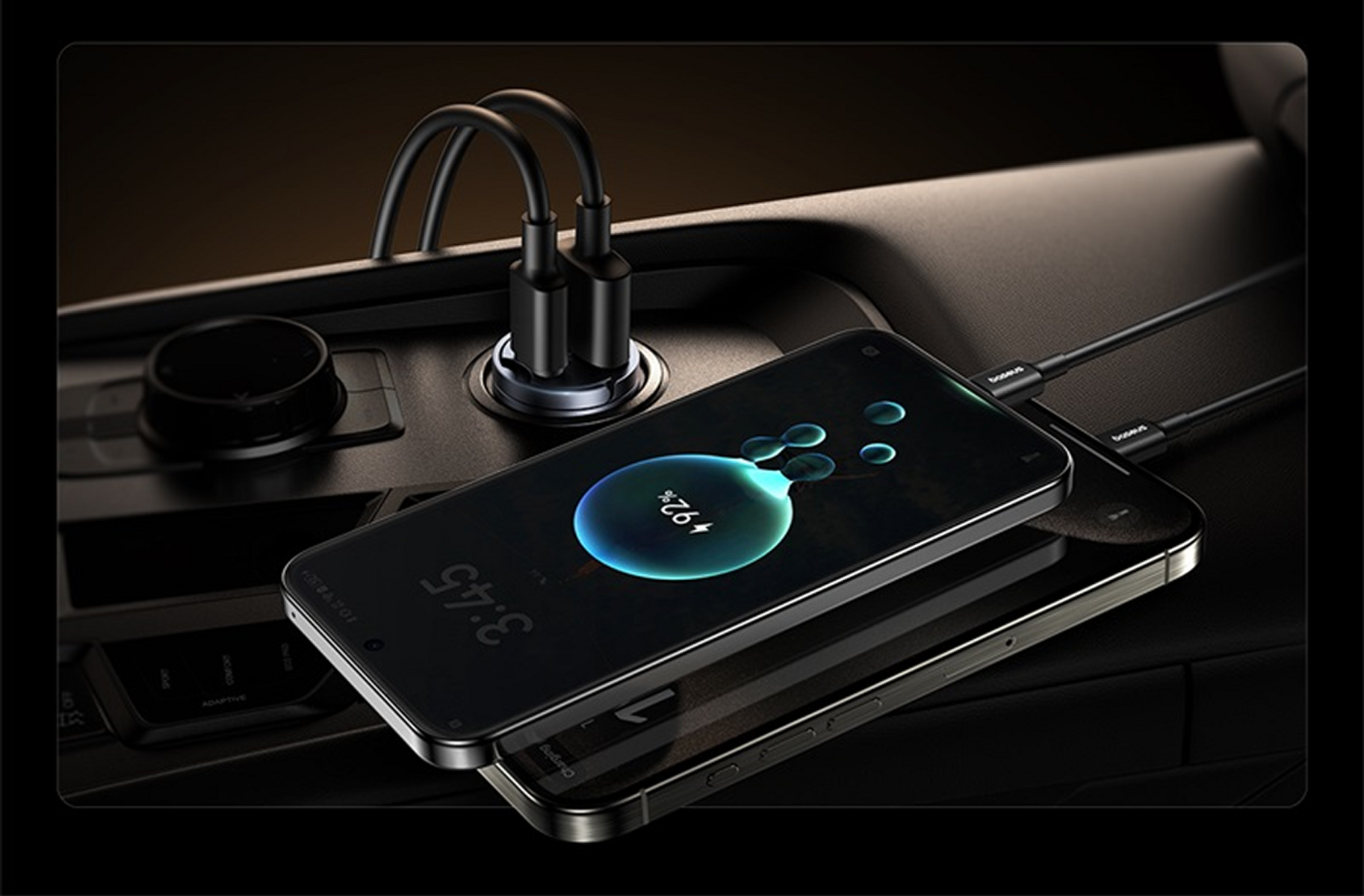 Due smartphone in carica in auto. Uno mostra il 92% di carica. Un caricatore e la console dell'auto sono sullo sfondo.