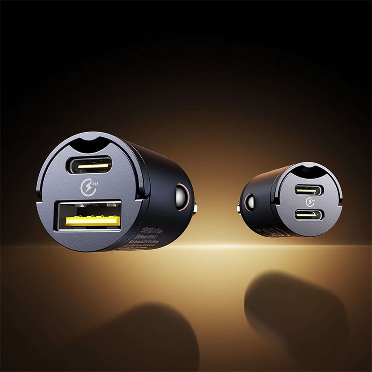 Due caricabatterie per auto neri con porte USB e USB-C su sfondo marrone sfumato. Un caricabatterie è a fuoco.