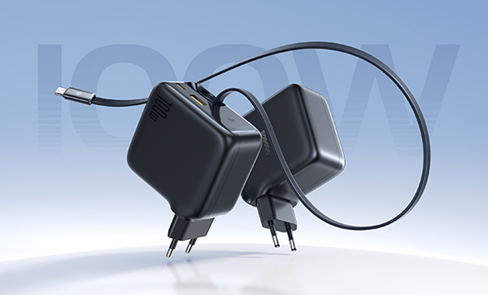 Due caricabatterie neri da 100W con cavo, su sfondo blu. Uno ha un connettore USB-C. I caricabatterie hanno spine.