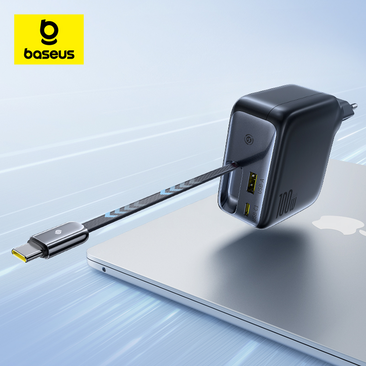 Un caricabatterie Baseus da 100 W è collegato a un laptop tramite un cavo. Il caricabatterie è nero, il cavo ha frecce blu e il laptop è argento.