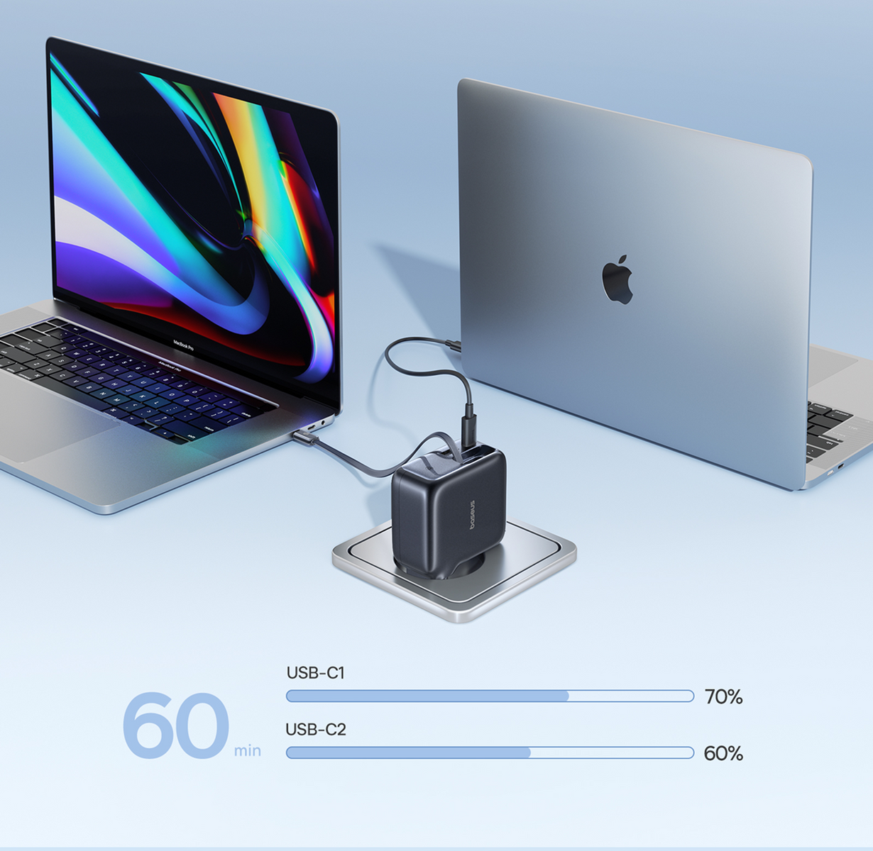 Due laptop in carica con un caricatore nero. Vengono visualizzate le velocità di ricarica tramite USB-C1 al 70% e USB-C2 al 60%.