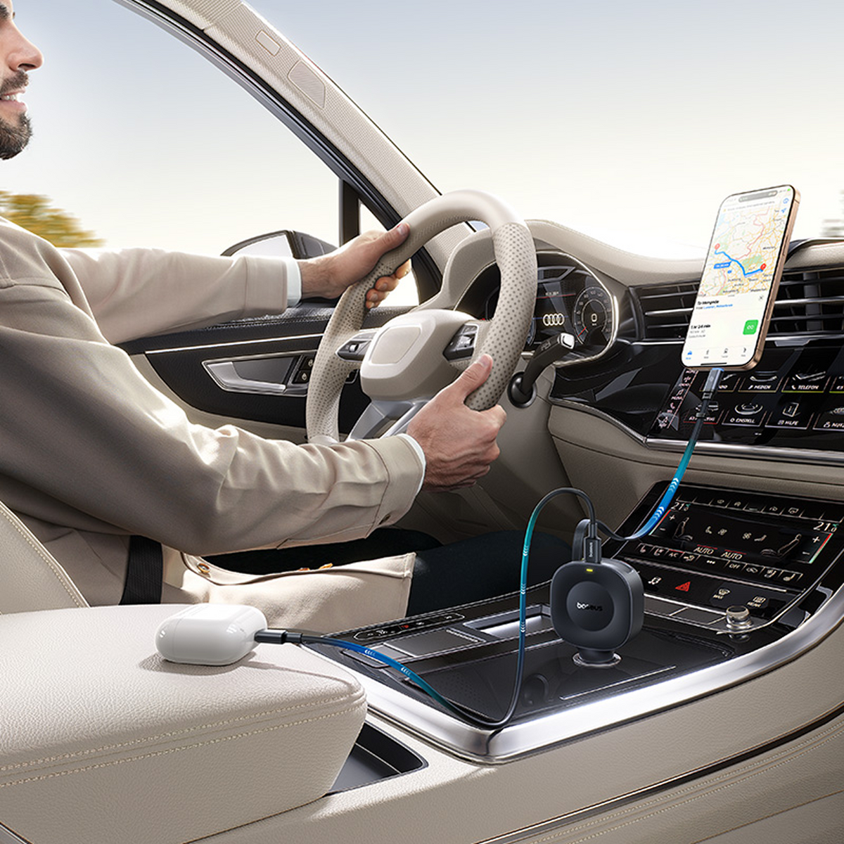 Un uomo guida un'auto, tenendo il volante. Un telefono con mappa è montato sul cruscotto. Cavi collegano i dispositivi.
