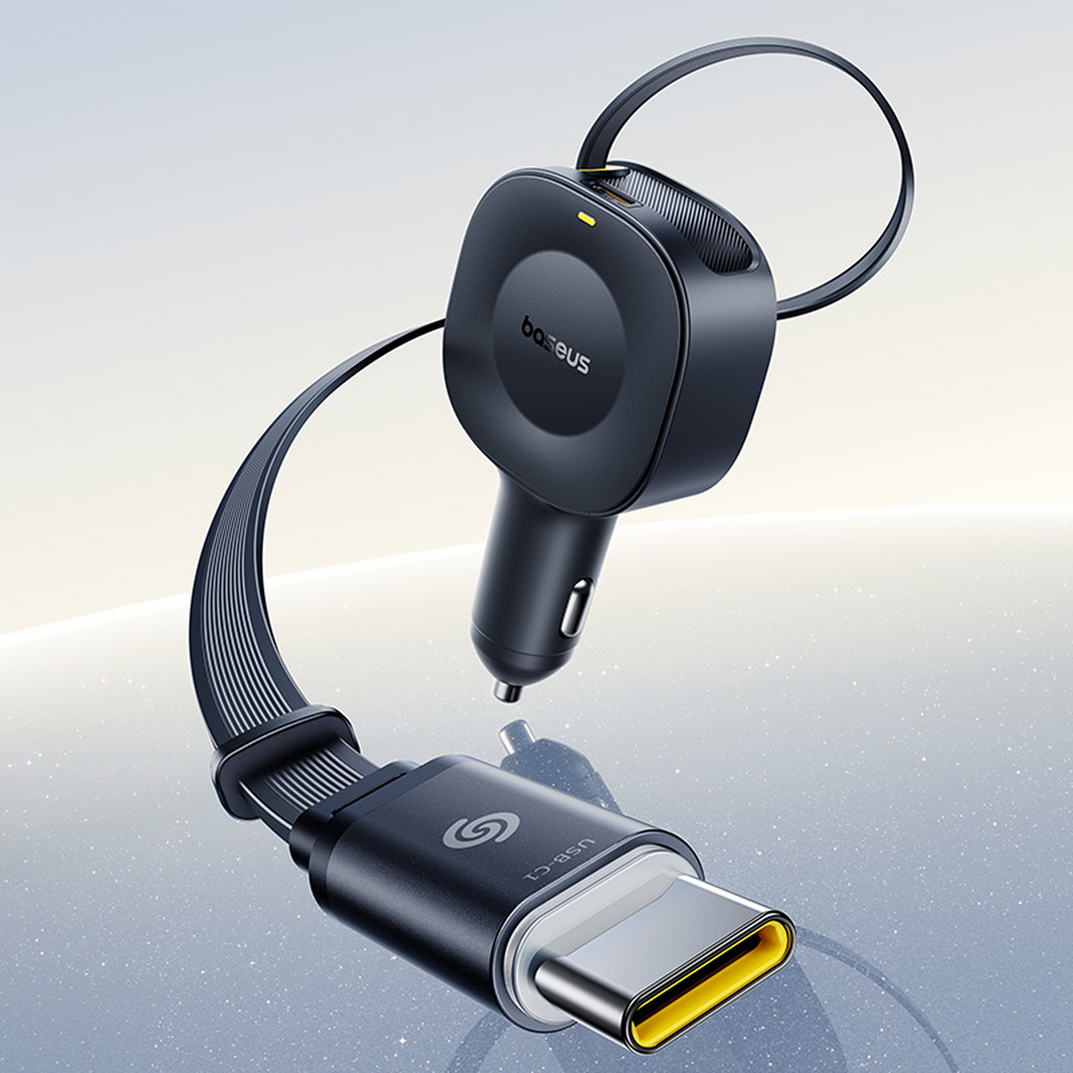 Un caricabatterie per auto Baseus con porta USB-C e design circolare. Il caricabatterie è nero con un accento giallo sull'USB-C.