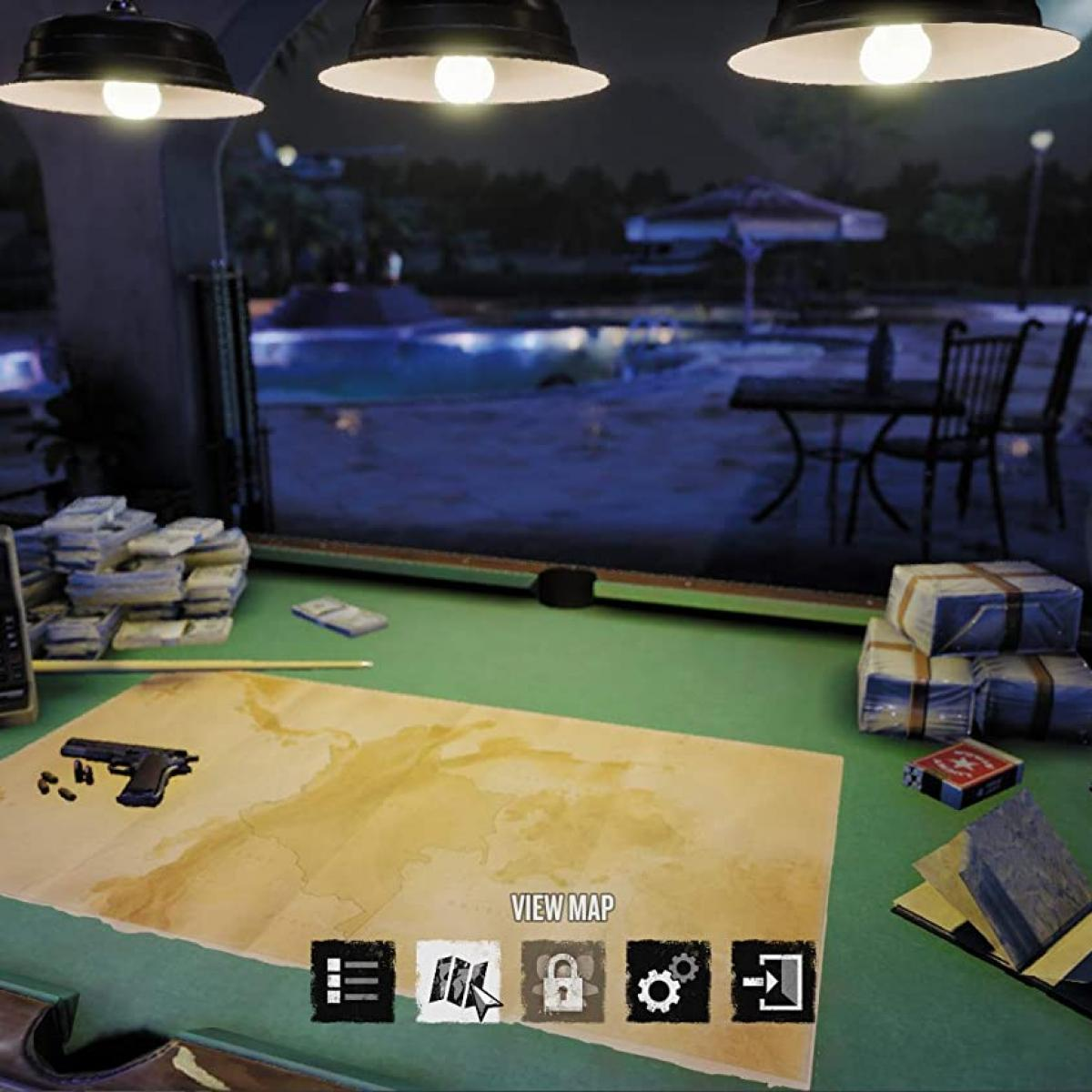 Stół bilardowy z mapą, pistoletem i pieniędzmi. Nad nim wiszą światła. W tle widoczny basen i część wypoczynkowa.