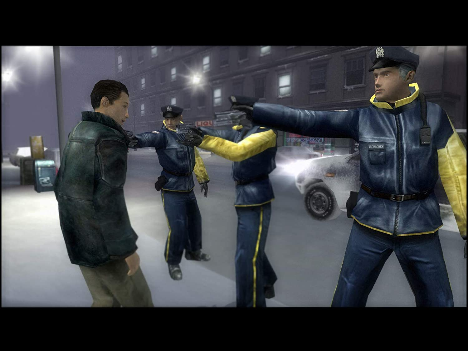 Trzech policjantów w niebieskich mundurach z żółtymi akcentami zatrzymuje mężczyznę w zielonej kurtce na zaśnieżonej ulicy.