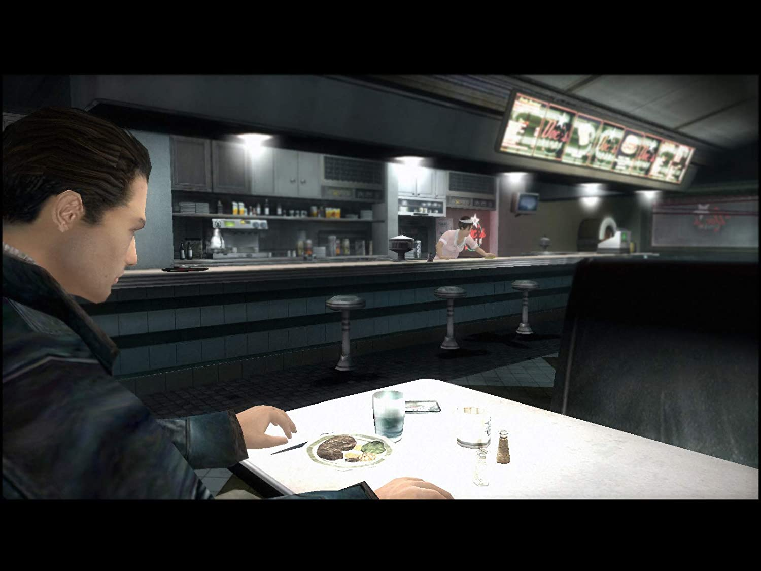 Mężczyzna siedzi przy stole w barze z posiłkiem. Kelnerka stoi za ladą. Scena jest słabo oświetlona, w stylu retro.