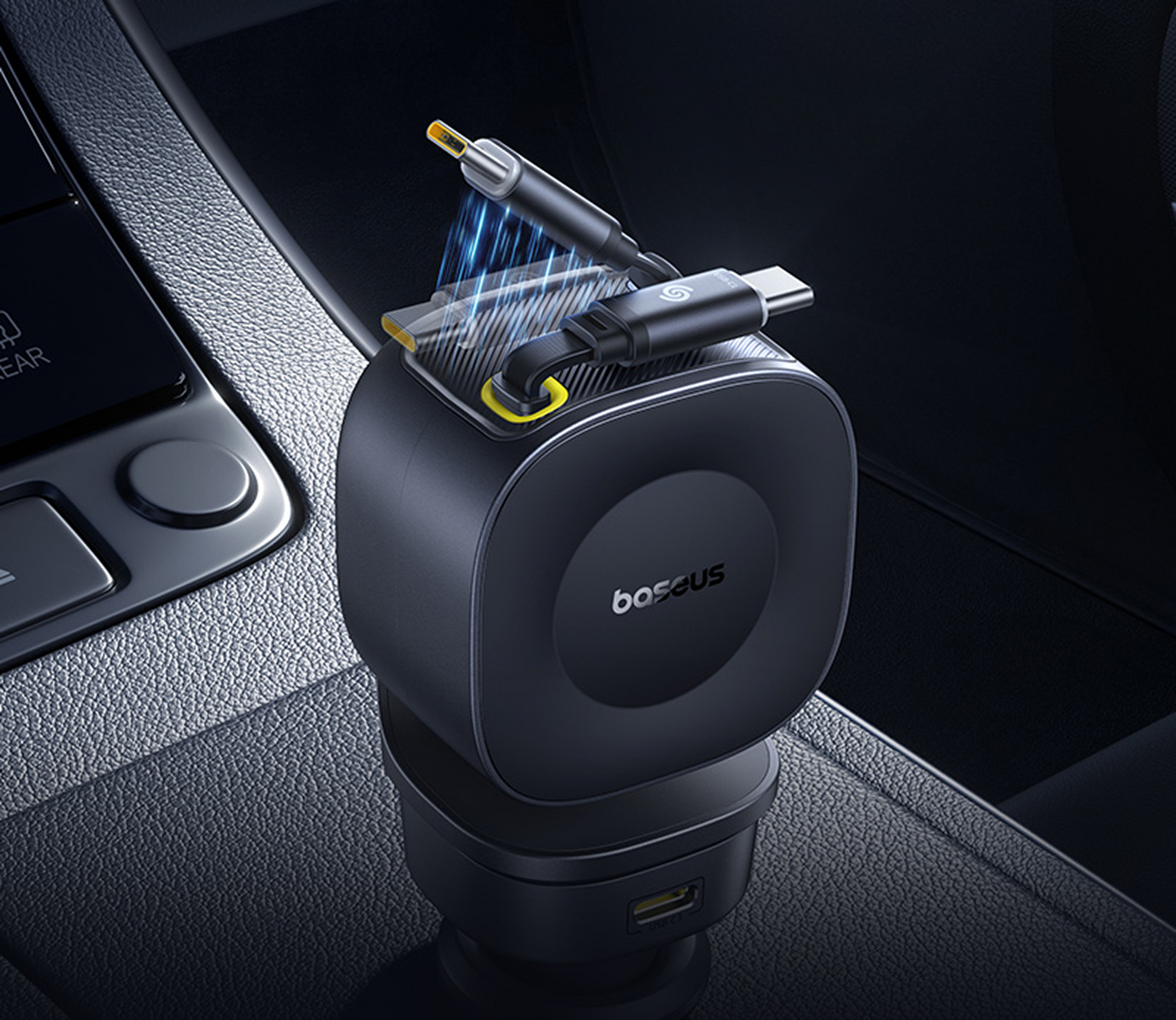 Un cargador de coche Baseus negro con dos cables conectados. Está en una consola de coche, con un puerto USB visible.