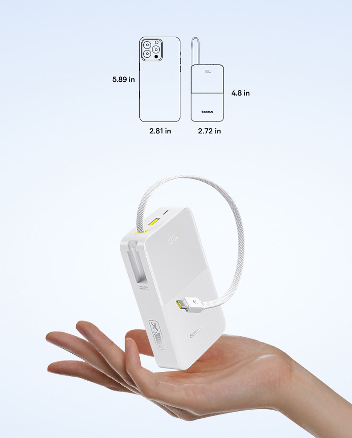Un power bank bianco è tenuto in mano. Sopra ci sono i contorni di un telefono e di un piccolo dispositivo, con le dimensioni.