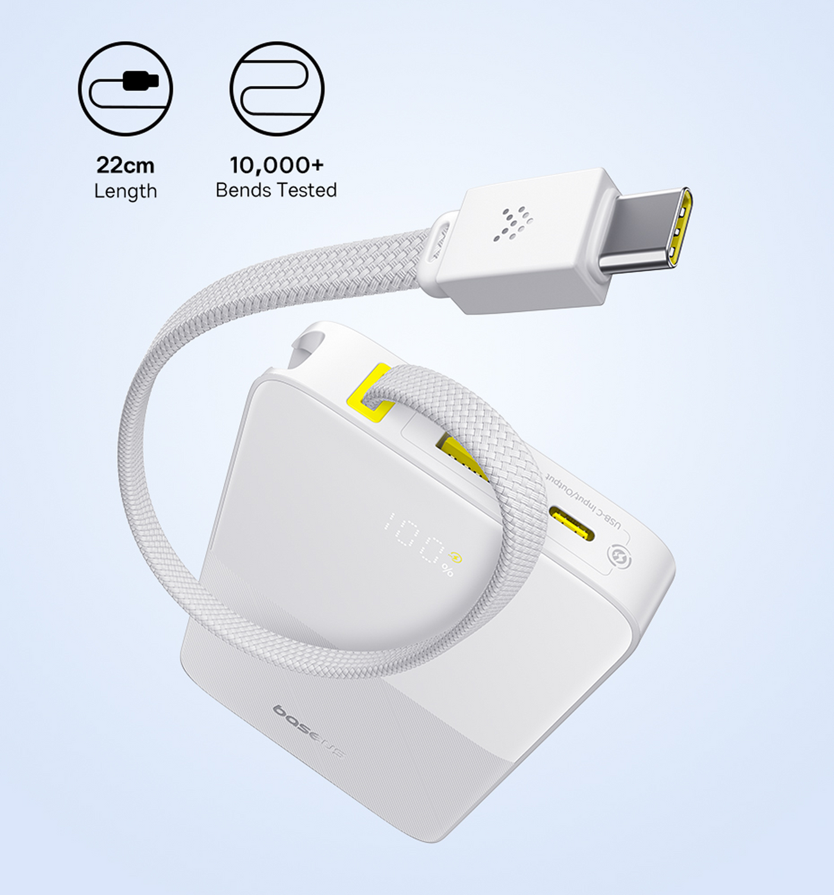 Power bank bianca con cavo bianco collegato. La power bank mostra il 100% di carica. Ha dettagli gialli.