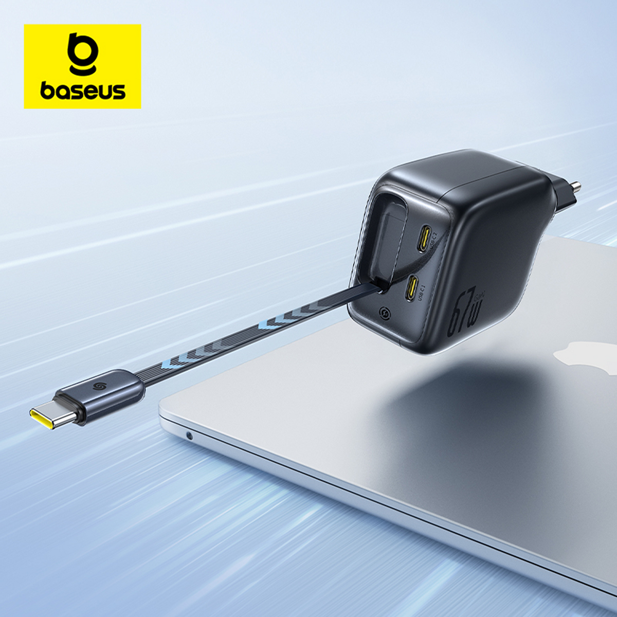 Un caricabatterie Baseus 67W nero è collegato a un laptop tramite un cavo USB-C. Il caricabatterie è sulla superficie del laptop.