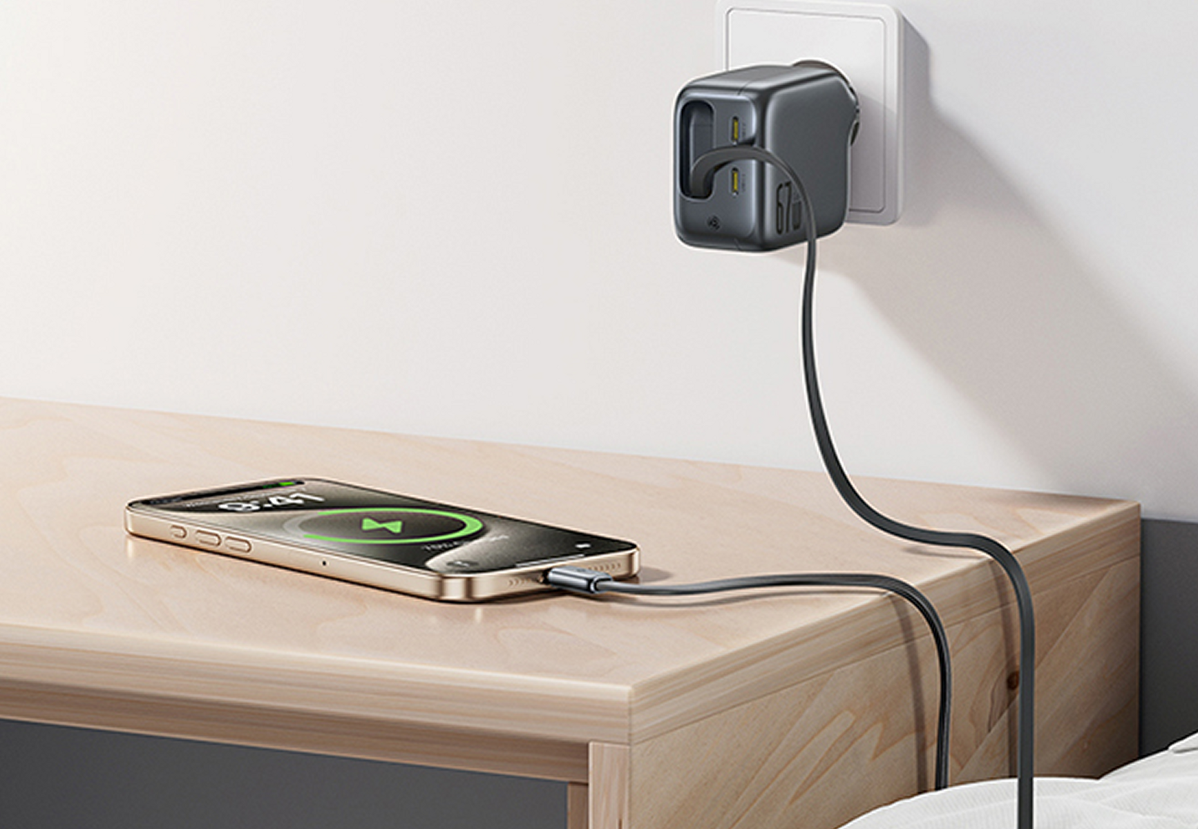 Un telefono in carica su un comodino di legno. Un caricatore è collegato alla parete e connesso al telefono.