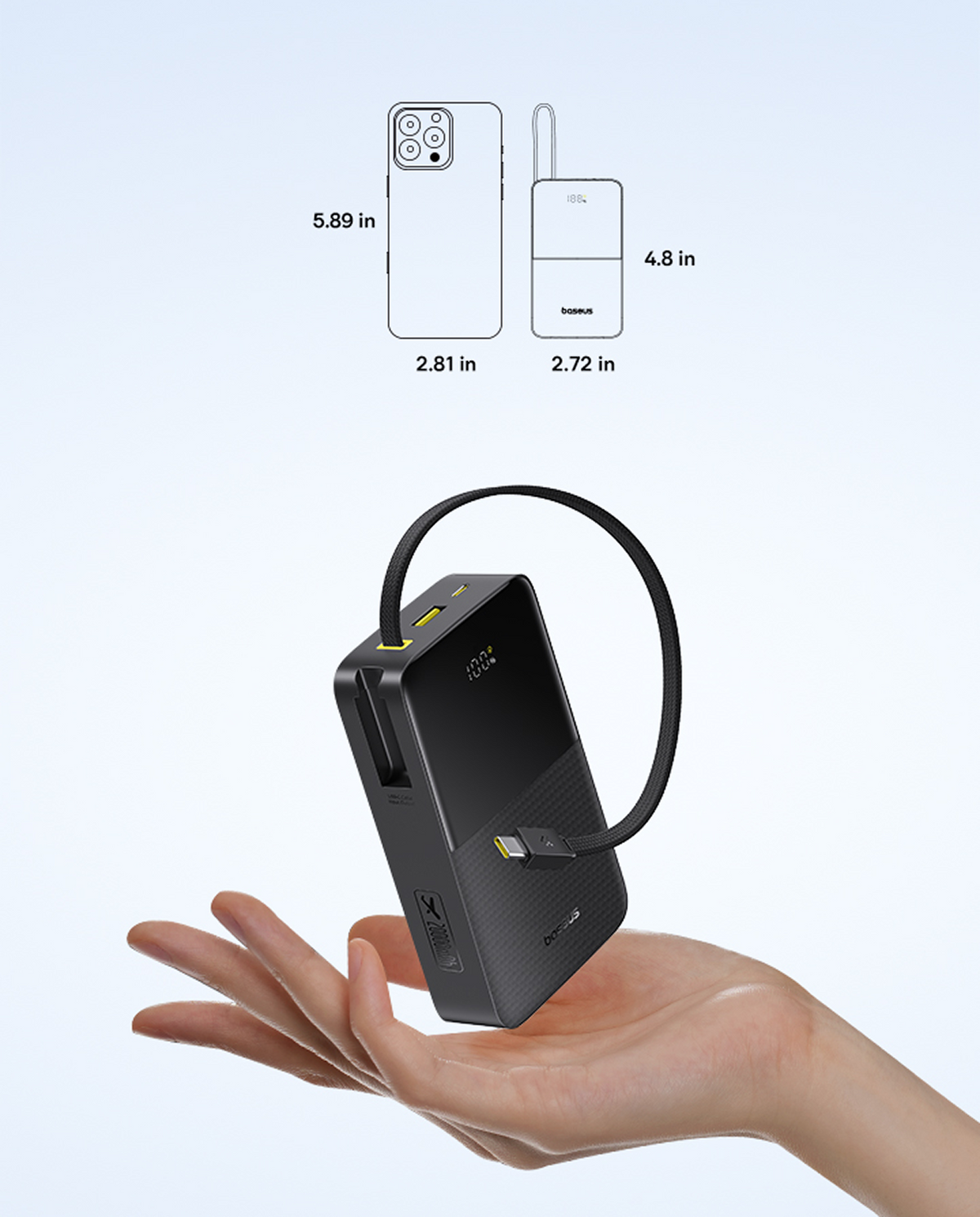 Una mano tiene un power bank nero con un cavo USB-C collegato. Un contorno di iPhone e un piccolo dispositivo sono mostrati per il confronto delle dimensioni.