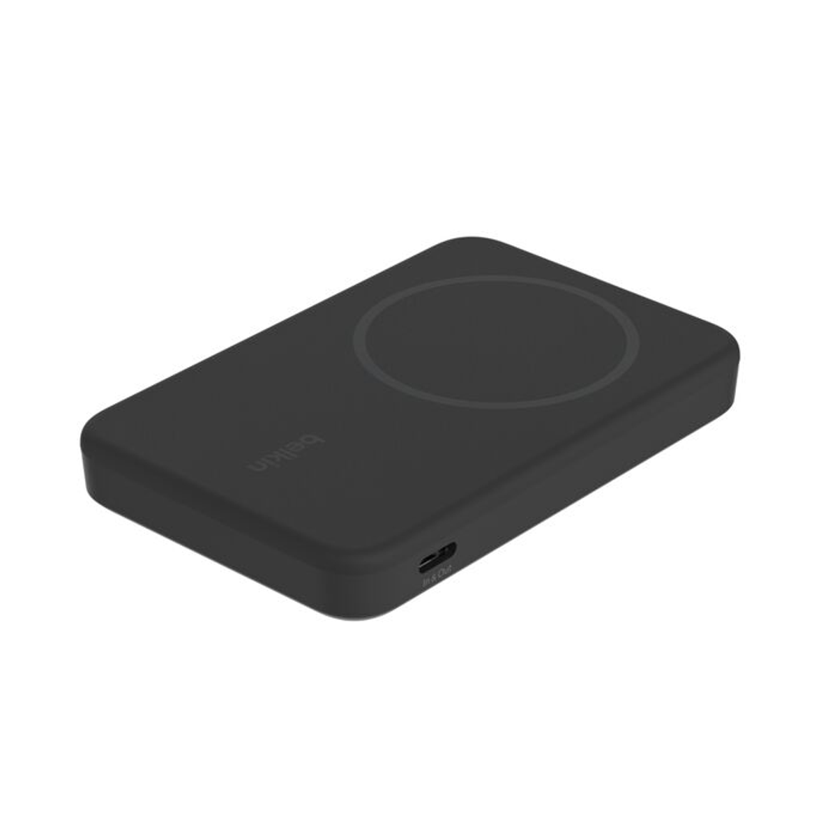 Een zwarte Belkin draadloze oplaadpad. Het heeft een cirkelvormige inkeping voor de plaatsing van het apparaat. Op de pad staat 'Belkin'.