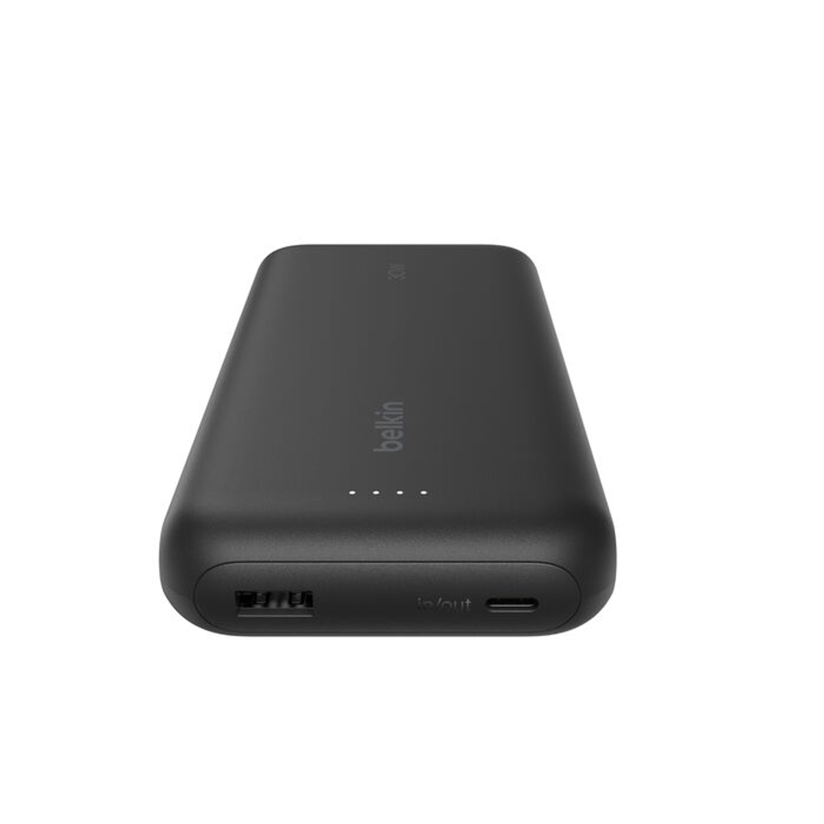 Eine schwarze Belkin Powerbank. Sie hat einen USB-C-Anschluss und mehrere Kontrollleuchten. Die Powerbank befindet sich auf weißem Hintergrund.