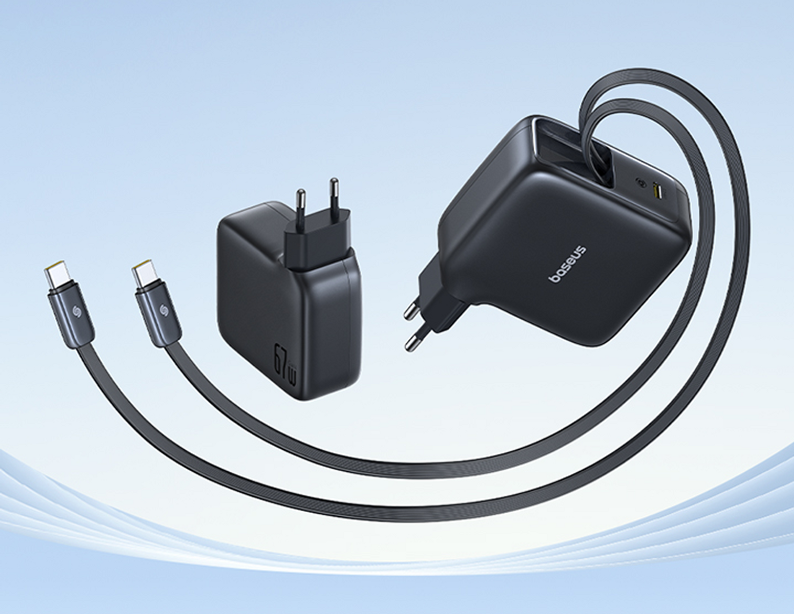 Tre caricabatterie neri con cavi su sfondo blu sfumato. Due caricabatterie hanno spine, uno ha 'Baseus' e due hanno cavi USB-C.