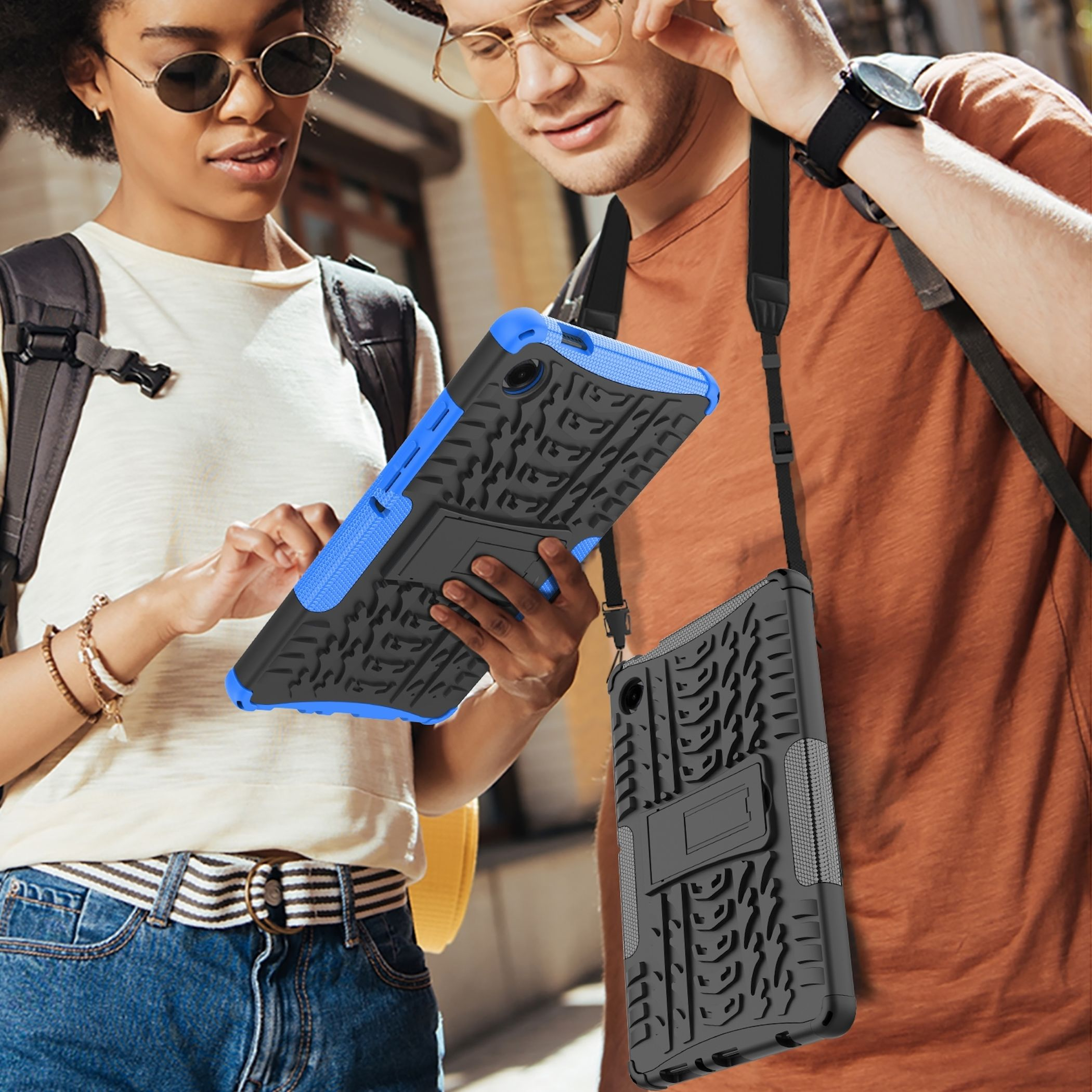 Zwei Personen betrachten ein Tablet mit blau-schwarzer Hülle. Einer hat einen Rucksack. Eine weitere Tablethülle hängt an einem Gurt.