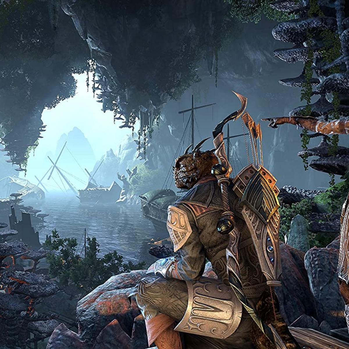 Stworzenie podobne do jaszczurki z łukiem patrzy na wraki statków w zatoce. Zwieszające się skały i bujna roślinność otaczają scenę.