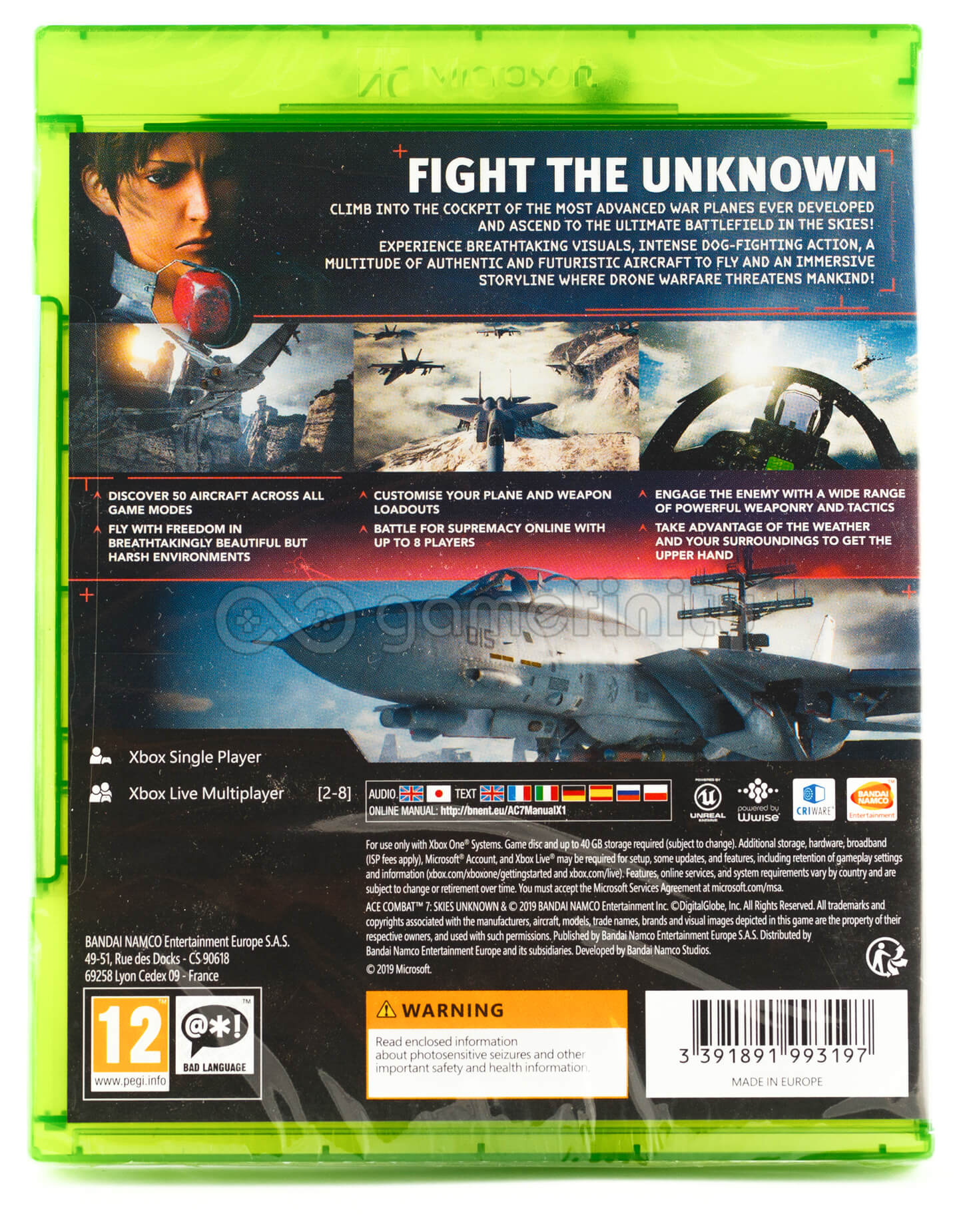 Grafika pudełka gry Ace Combat 7. Pokazuje pilota, myśliwce i informacje o grze. Tłem jest niebo.