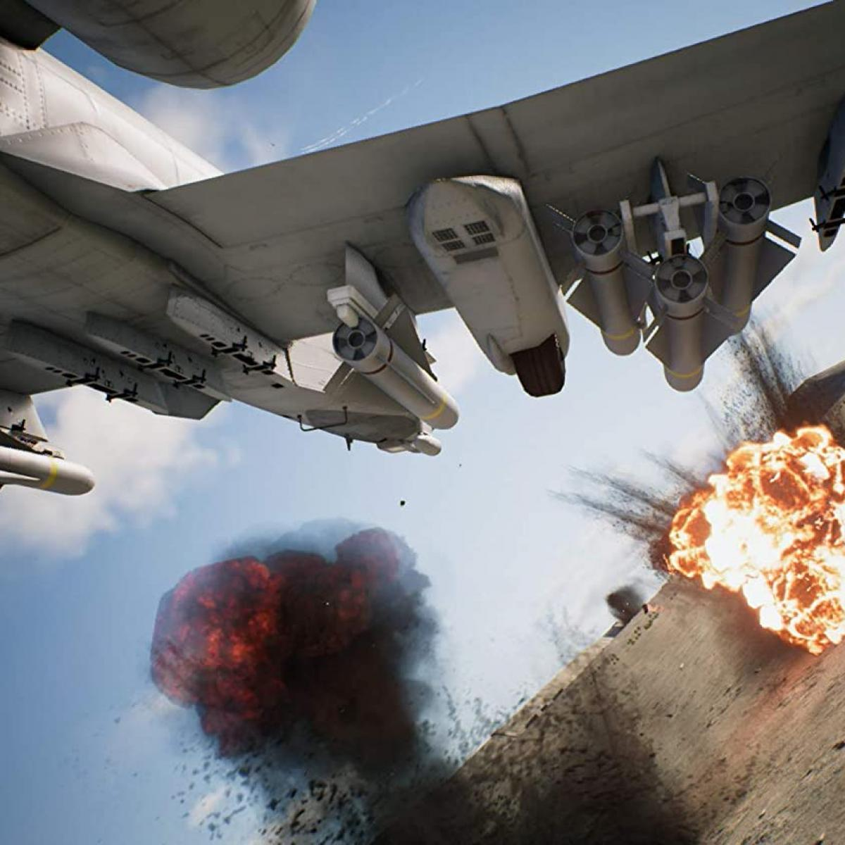 Samolot wojskowy leci nad eksplozją. Samolot jest szary i przenosi rakiety. Płomienie i dym unoszą się z ziemi.