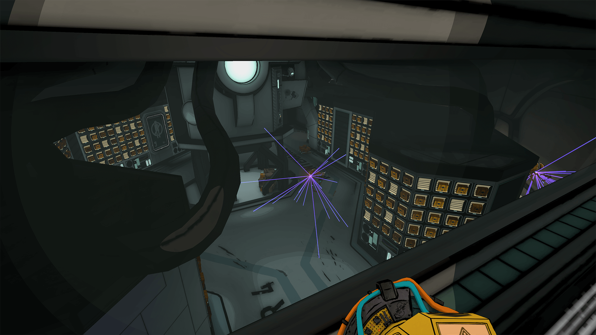 Wnętrze z maszynami, panelami sterowania i dużą, ciemną strukturą o organicznym kształcie. Ręka z narzędziem na pierwszym planie.