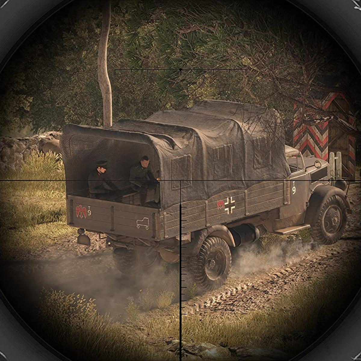 Wojskowy samochód ciężarowy widoczny przez celownik. Dwóch żołnierzy siedzi z tyłu. Ciężarówka stoi na polnej drodze, w tle drzewa.