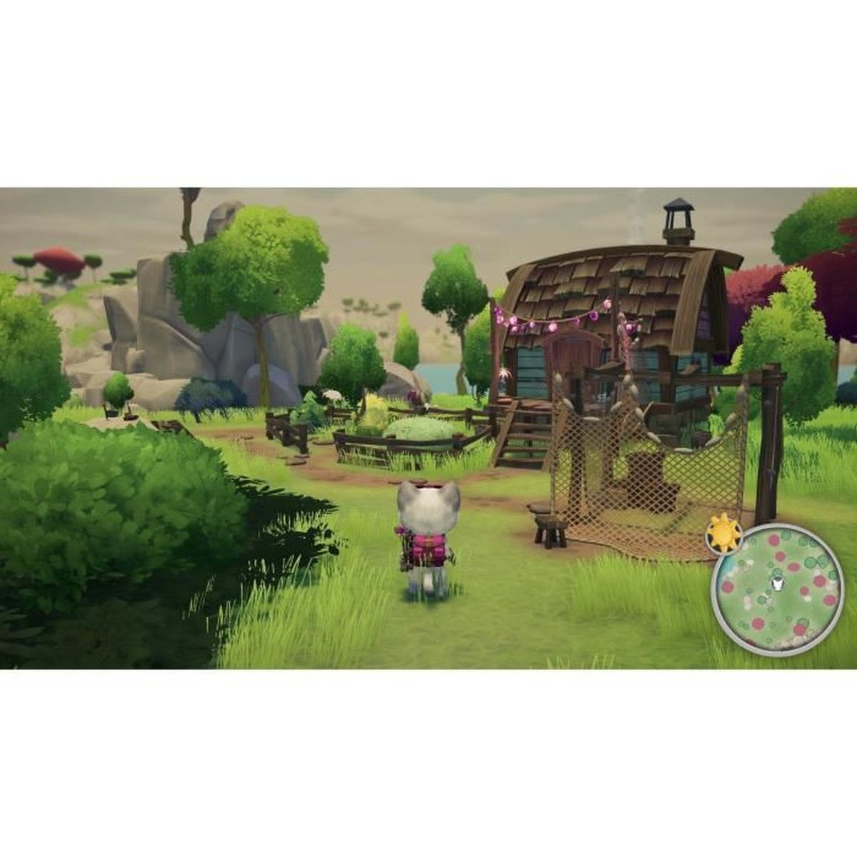 Postać przypominająca kota z plecakiem stoi na polu. W tle drewniany dom i drzewa, z płotem i siatką.