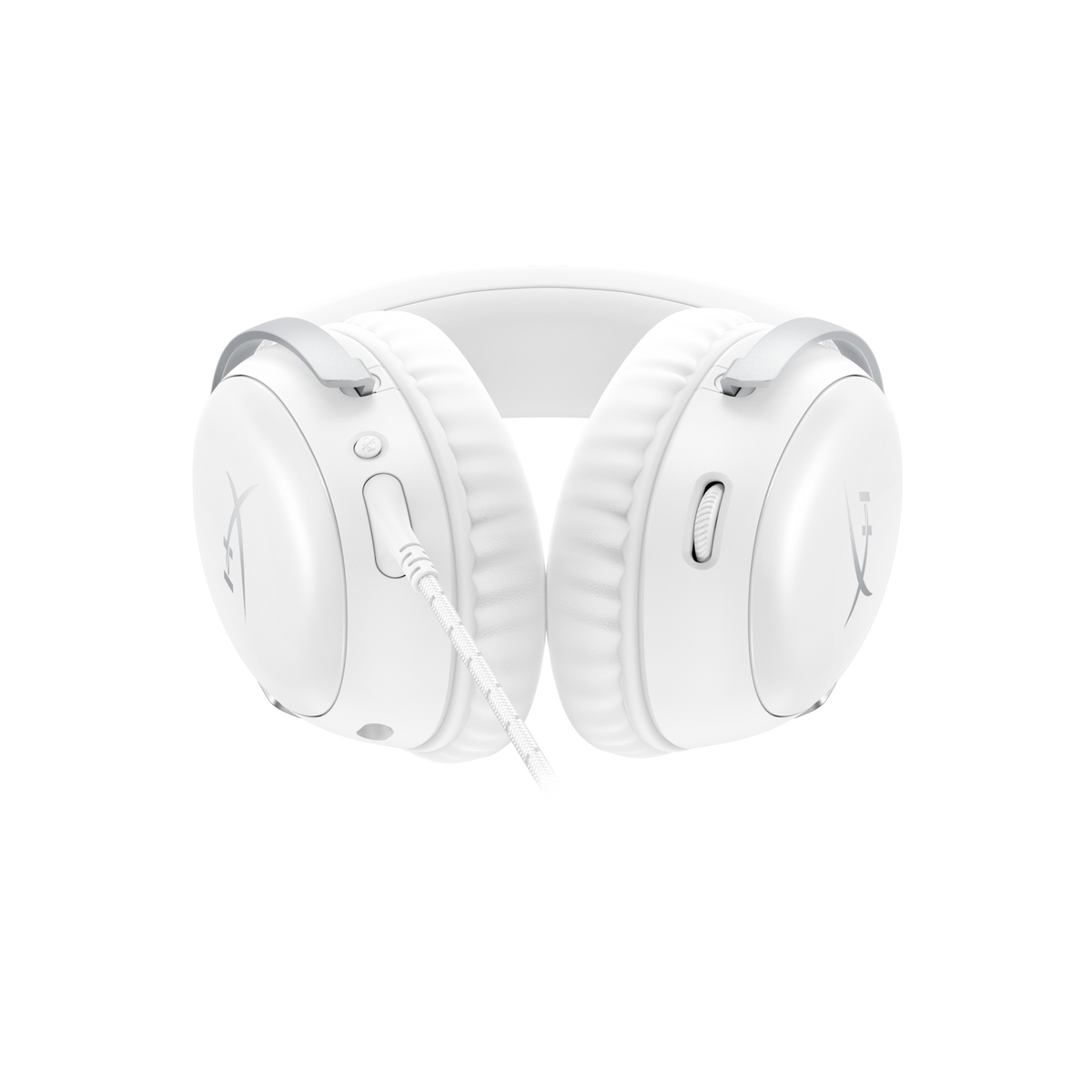 Weißes Gaming-Headset mit silbernen Akzenten, sichtbaren Knöpfen und geflochtenem Kabel auf schwarzem Hintergrund.