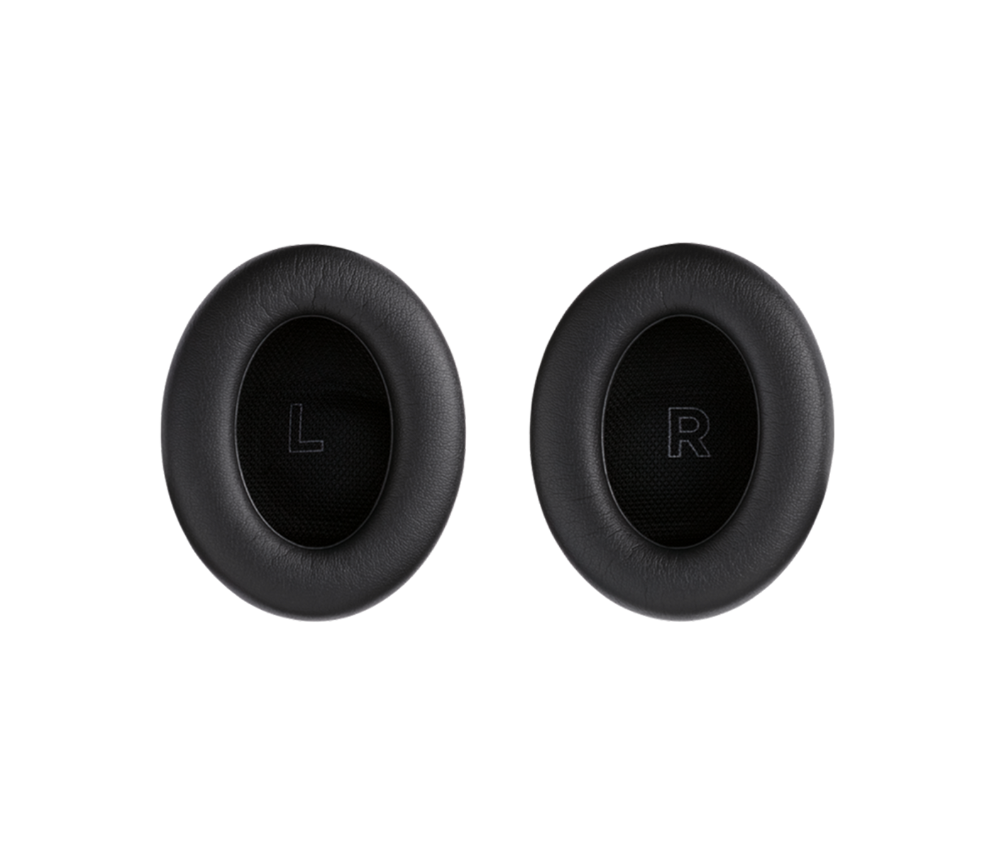 Dwie czarne poduszki nauszne na czarnym tle. Lewa ma 'L', prawa 'R'.