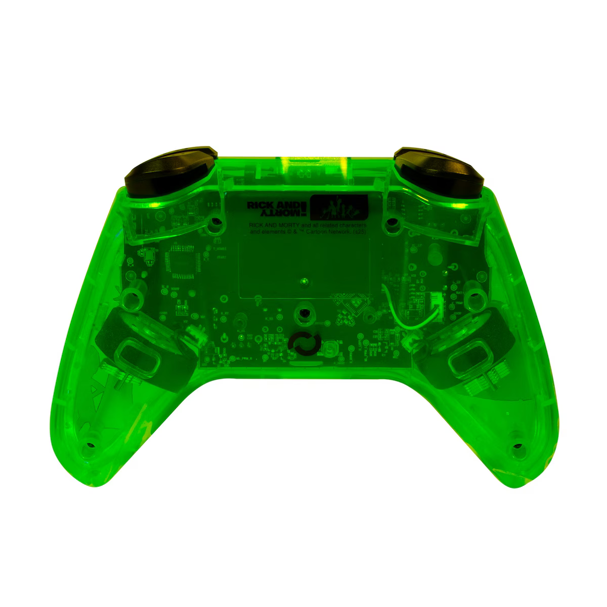 Un controller di gioco di Rick e Morty verde trasparente. Ha levette e pulsanti neri. Il retro mostra il circuito interno e il marchio.