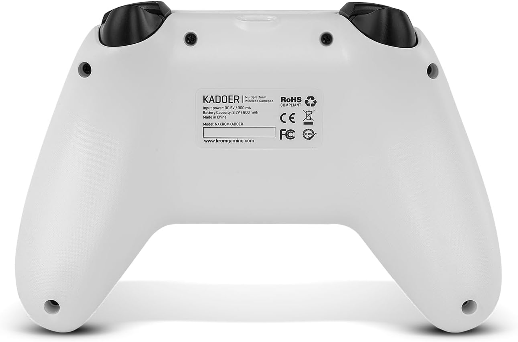 Retro di un gamepad wireless KADOER bianco. Cappucci joystick neri, un'etichetta con specifiche e vari simboli normativi sono visibili.