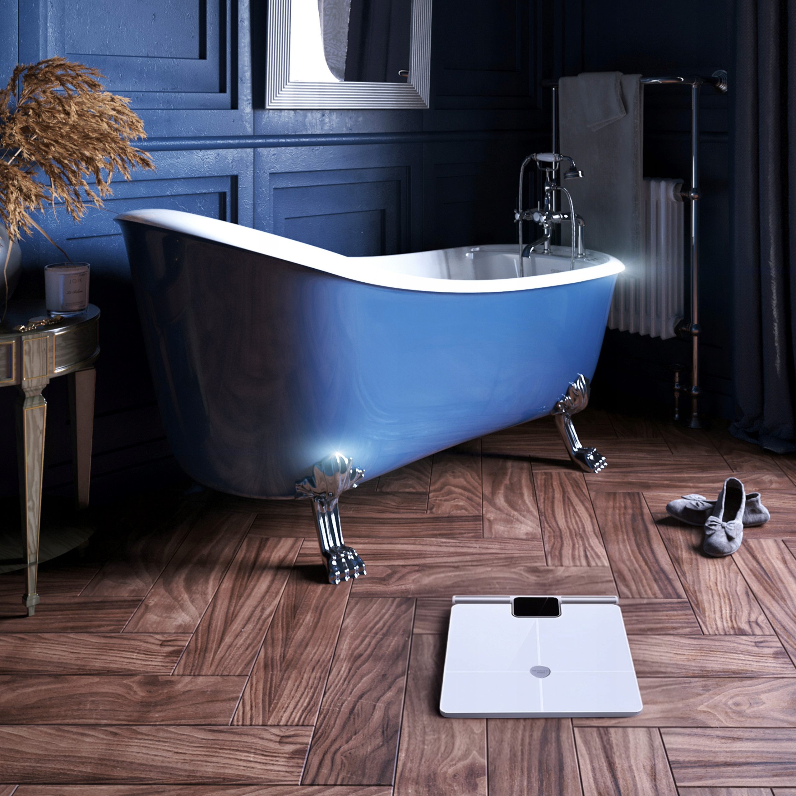 Niebieska wanna w łazience, z wagą na podłodze. W pobliżu wanny znajdują się buty.