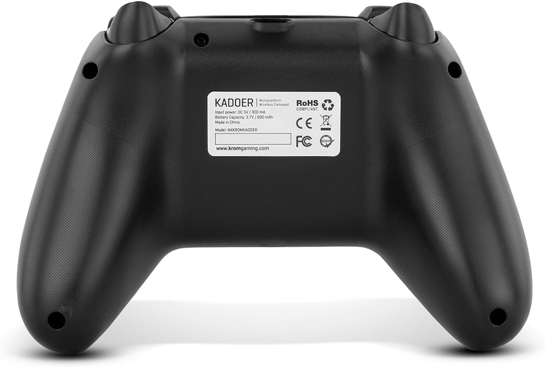 Vista trasera de un gamepad inalámbrico Kadoer negro. Tiene una etiqueta con especificaciones. El controlador tiene dos asas, botones y gatillos.