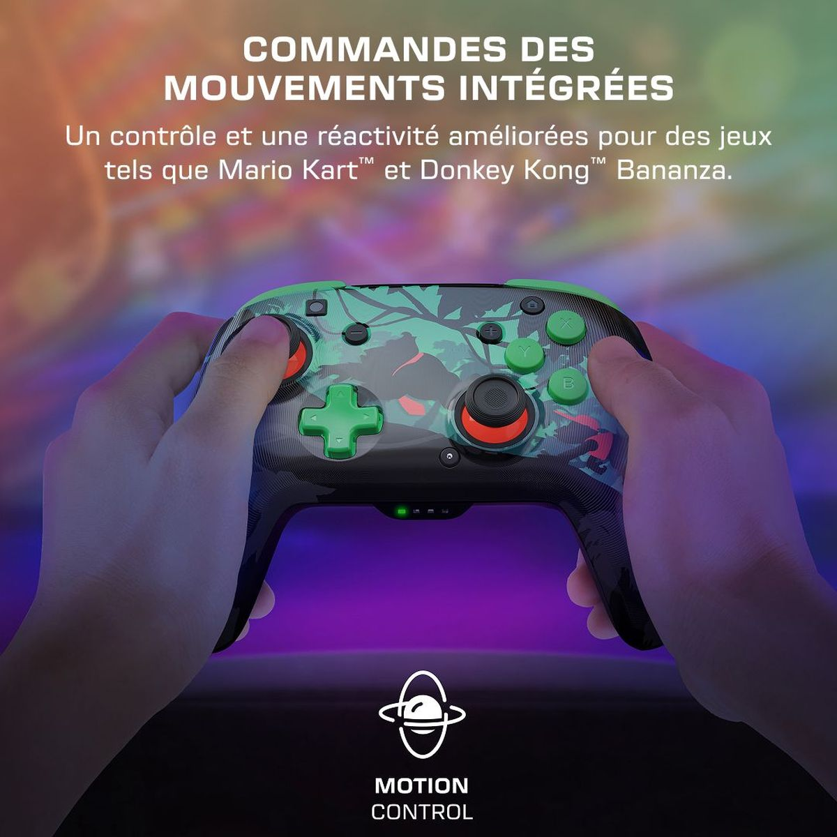 Hände halten einen grünen und schwarzen Gamecontroller mit sichtbaren Knöpfen. Der Text oben lautet 'Motion Control'.