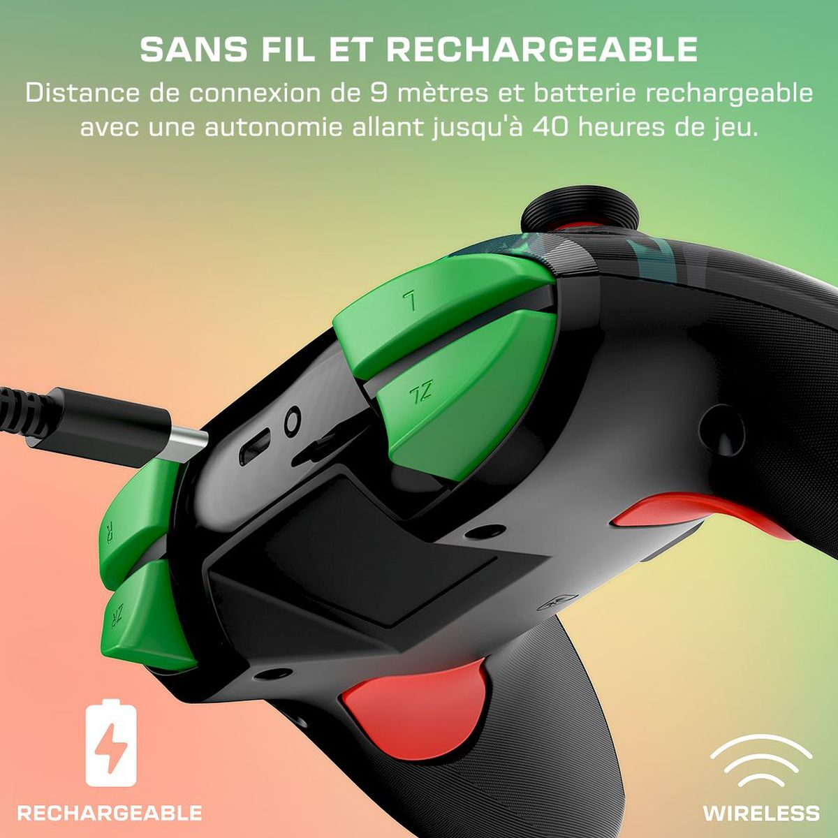 Nahaufnahme eines schwarz-grünen Gamecontrollers. Er hat grüne Knöpfe und einen roten unteren Knopf. Ein Kabel ist eingesteckt.