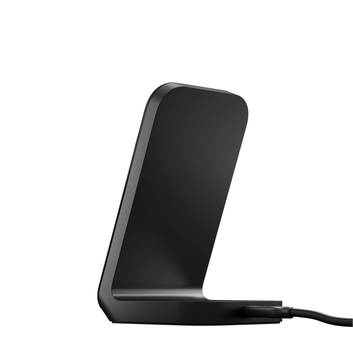 Ein schlankes, schwarzes kabelloses Ladegerät mit gebogenem Design und einem Kabel an der Basis, vor weißem Hintergrund.