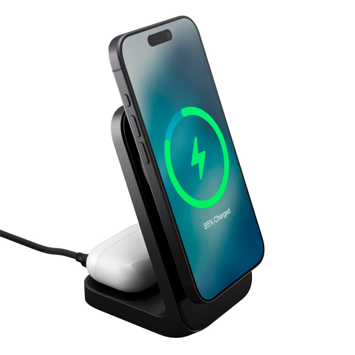 Ein schwarzes Telefon wird auf einem schwarzen Ständer geladen. Ein Ohrhörer befindet sich im Ständer. Das Telefon zeigt 85 % geladen an.