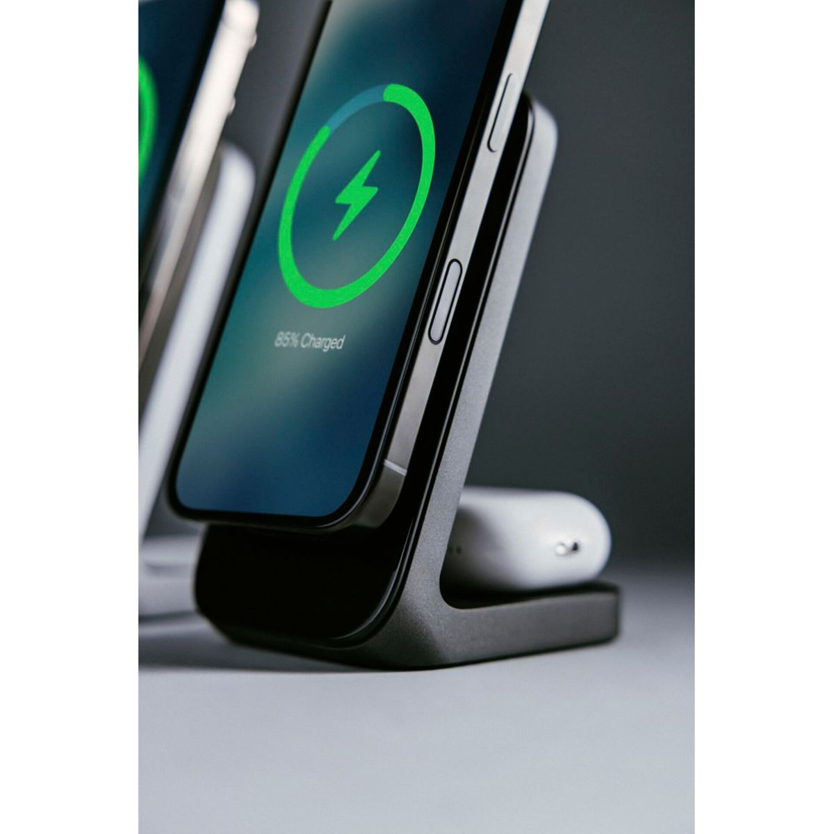 Ein Telefon, das auf einer kabellosen Ladestation aufgeladen wird. Das Telefon zeigt 85 % geladen mit einem grünen Blitzsymbol.