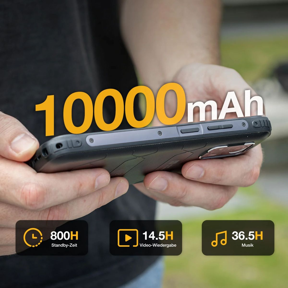 Una persona tiene un telefono, con testo sovrapposto che indica 10000 mAh, 800H in standby, 14,5H riproduzione video e 36,5H musica.