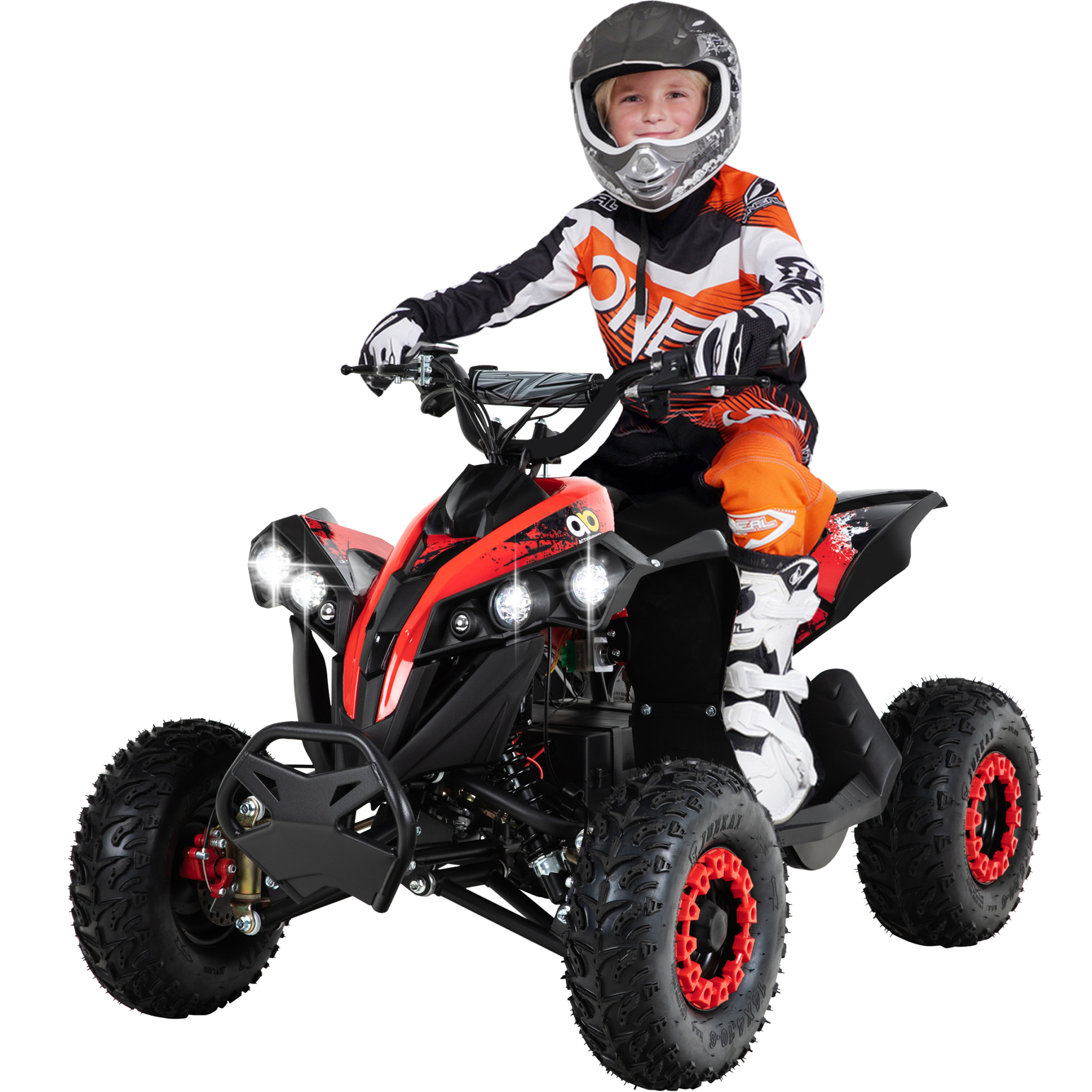 Ein Kind in Helm und Ausrüstung sitzt auf einem rot-schwarzen ATV. Das ATV hat helle Scheinwerfer und klobige Reifen.
