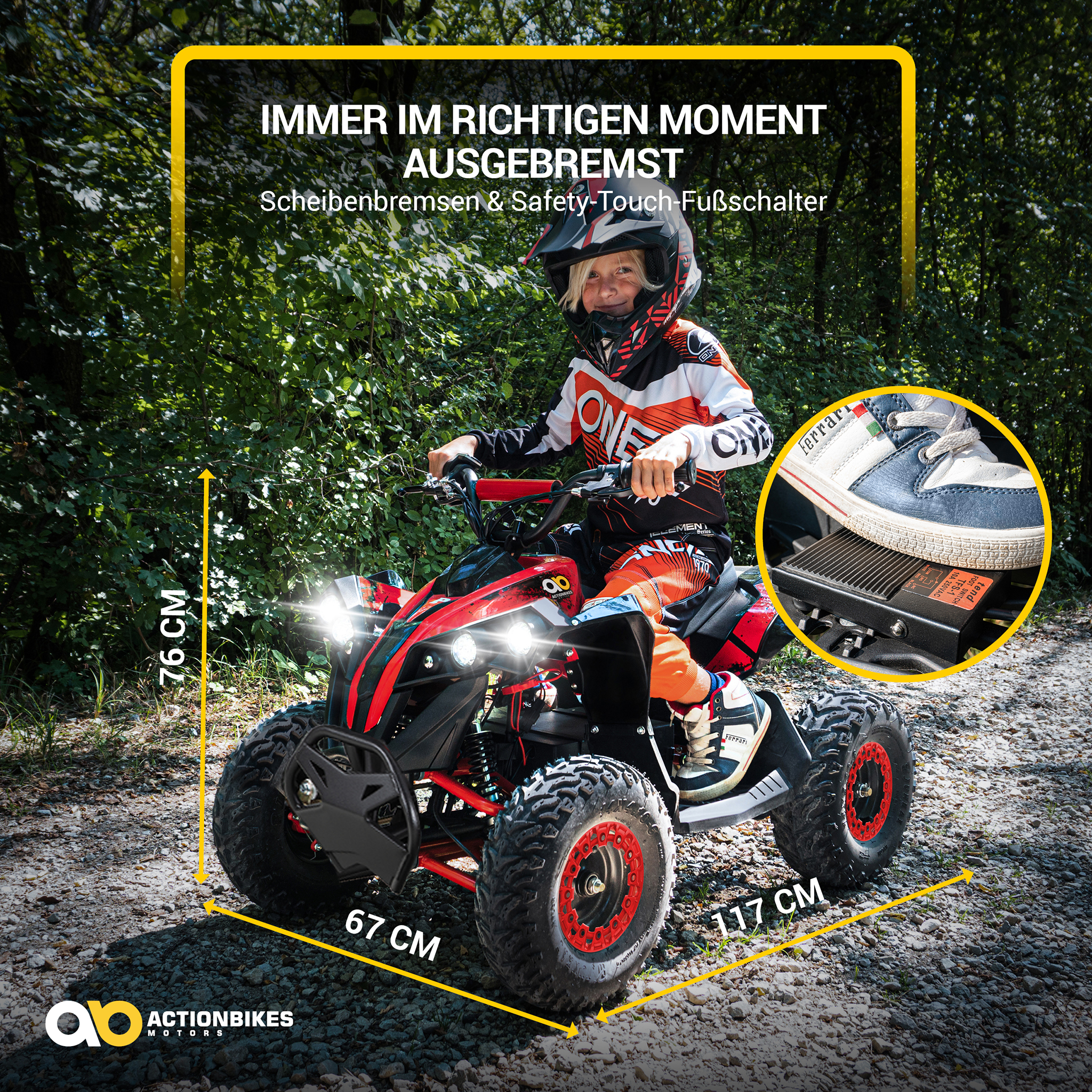 Ein Kind auf einem roten ATV. Das ATV hat Lichter und rote Felgen. Das Kind trägt einen Helm und Rennbekleidung.