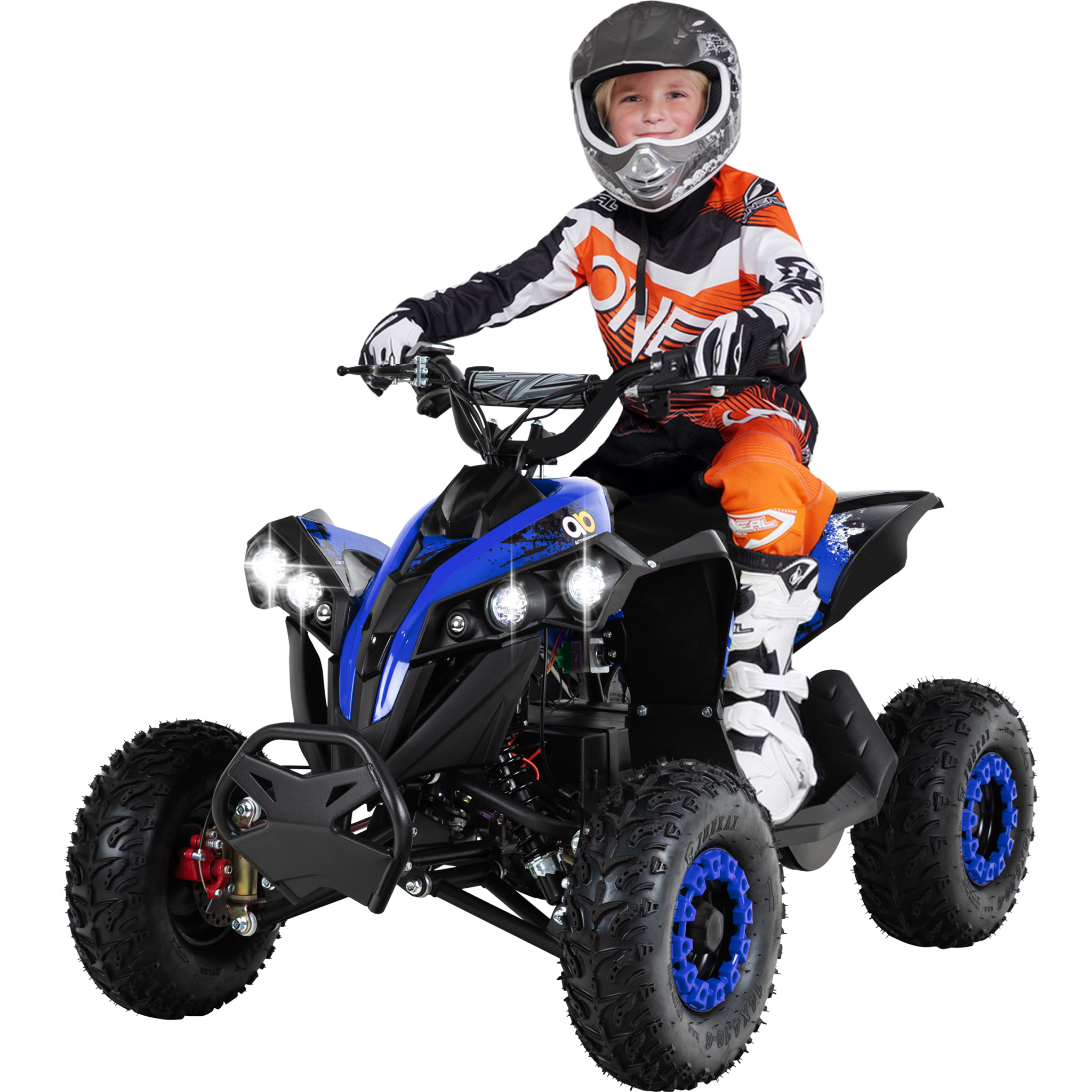 Ein junger Junge mit Helm und Rennanzug fährt ein blau-schwarzes ATV. Das ATV hat helle Scheinwerfer.