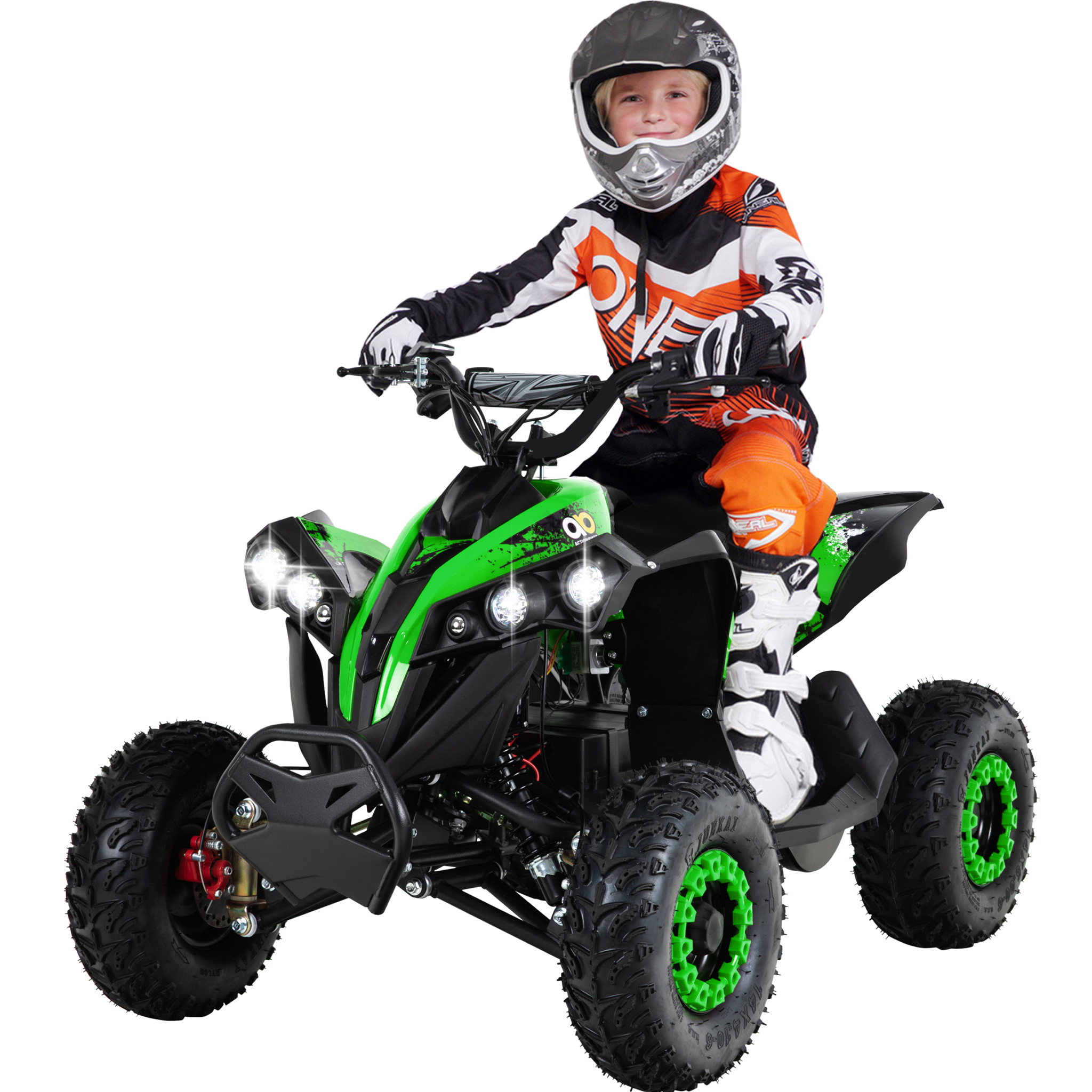 Ein Junge mit Helm und Rennkleidung fährt ein grün-schwarzes ATV mit hellen Scheinwerfern.