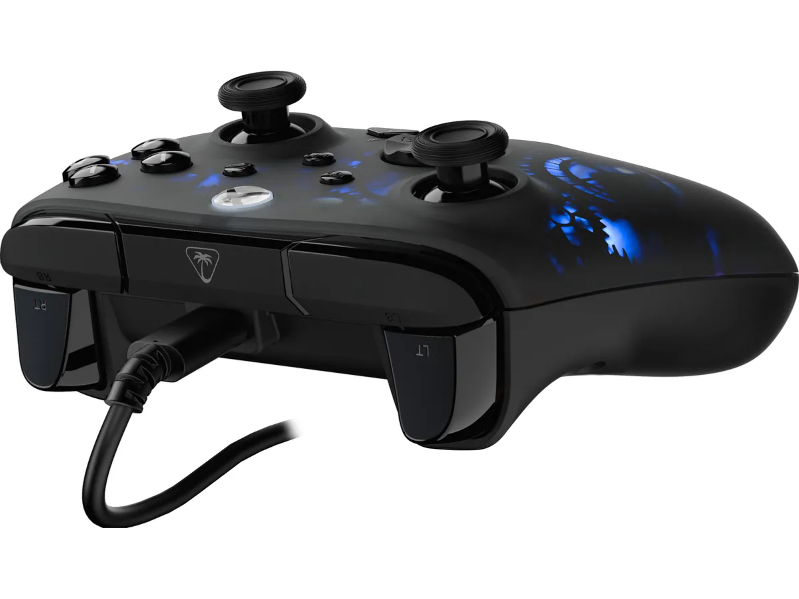 Schwarzer Gamecontroller mit blauem Leuchtdekor. Er hat Knöpfe, Joysticks und ist mit einem schwarzen USB-Kabel verbunden.